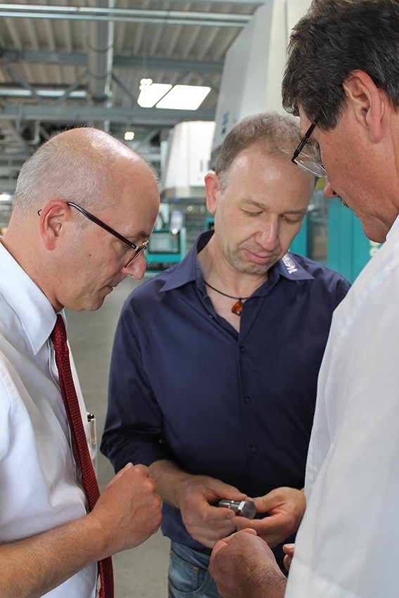 Rainer Bott, jefe de la división de torneado de Wagner (centro), habla con el gerente de ventas del área de Index, Andreas Mühlhoff (derecha) y el gerente de ventas nacionales, Michael Czudaj.