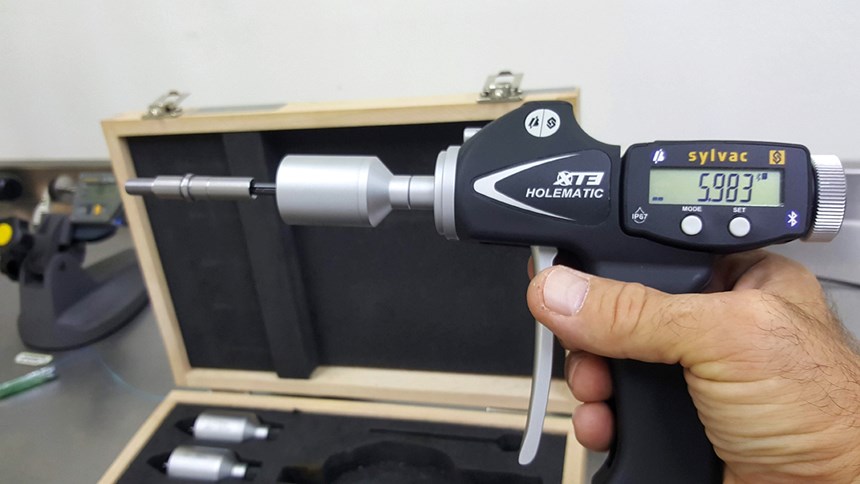 Este micrómetro de interiores (bore gauge) inspecciona de manera precisa diámetros interiores. Revisa diferentes cabezas de piezas en diferentes diámetros. 