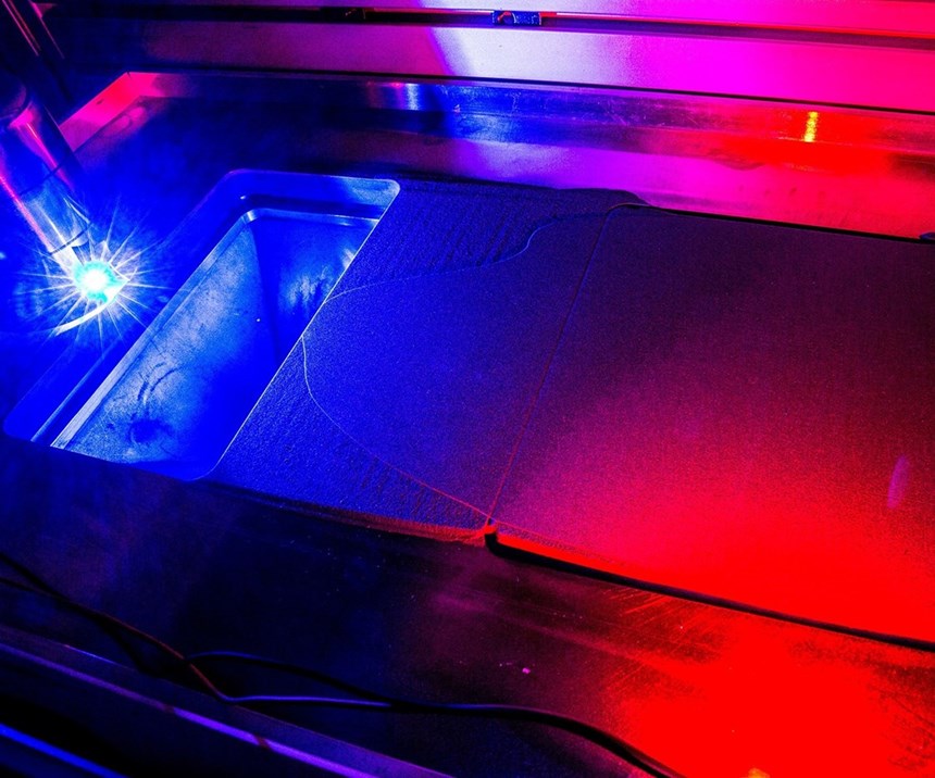Una máquina de prueba de lecho de polvo en el Global Research Center de GE está equipada con LED rojos y azules.
