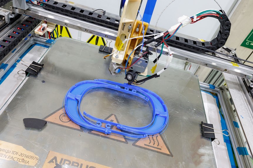 Impresión 3D de viseras en las instalaciones de Airbus. Foto: Airbus.