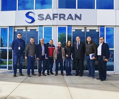 Delegación colombiana en las instalaciones de Safran, en México.