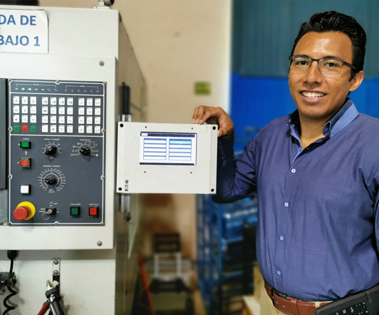Alejandro Hernández, Director Ejecutivo de Dismetronic Industries, implementó el Sistema 4.0 en las máquinas que componen su área de mecanizado. A su izquierda está la interfaz HMI desarrollada para que los operadores seleccionen, entre distintas variables, los motivos de parada de una máquina. 