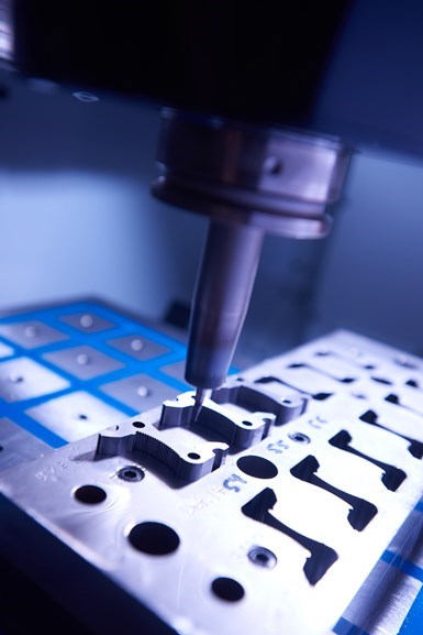 El uso de sujeción magnética le permite al fabricante de herramental alistar múltiples componentes en cada máquina. 