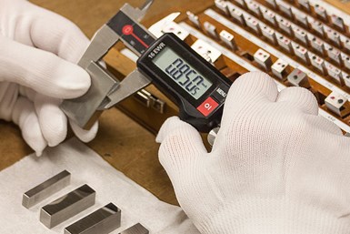 Durante la calibración de sus calibradores con bloques patrón, el uso de guantes puede proteger de la suciedad y materiales extraños que causen errores en los resultados finales