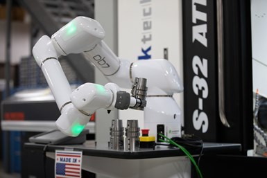 Línea de robots colaborativos OB7 del socio Productive Robotics, de Absolute Machine Tools.