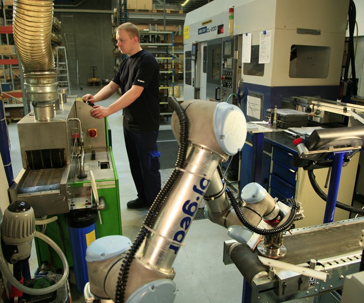 Dos robots UR5 modernizaron y automatizaron la maquinaria antigua que aún está en funcionamiento en la línea de producción de BJ-Gear. Foto: Universal Robots.