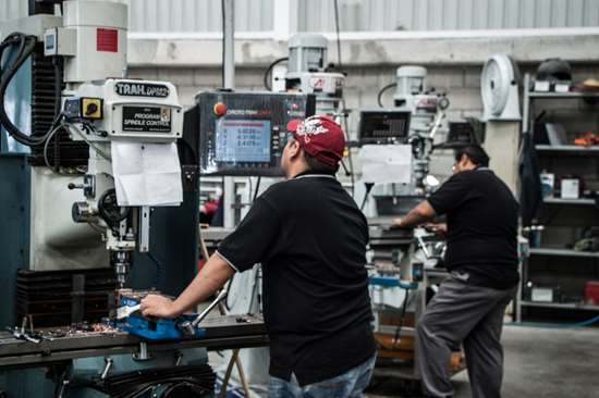Las máquinas ProtoTRAK CNC le han ayudado al taller de AMD a mejorar la productividad en el fresado y torneado.
