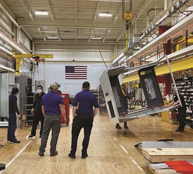 Empleados de Hardinge, de Taiwán, viajaron a las instalaciones de la empresa en Elmira, Nueva York, para capacitar a los trabajadores en la producción de máquinas-herramienta de dos líneas de productos en Estados Unidos.