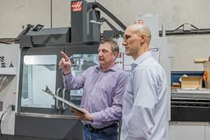 El gerente general de Duo, Helmut Hartmann, y el propietario, Terrance Visser, discuten sobre la producción en el taller de Duo CNC.