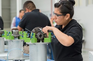 El sector manufacturero emplea a cerca de 3.3 millones de mujeres.