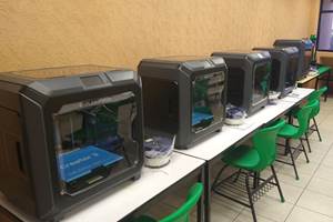 La Universidad Tecnológica de Hermosillo recibió cinco impresoras 3D para prototipo rápido, un escáner para aplicaciones de ingeniería inversa y un torno de control numérico computarizado de 3 ejes, entre otros.