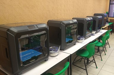 La Universidad Tecnológica de Hermosillo recibió cinco impresoras 3D para prototipo rápido, un escáner para aplicaciones de ingeniería inversa y un torno de control numérico computarizado de 3 ejes, entre otros.