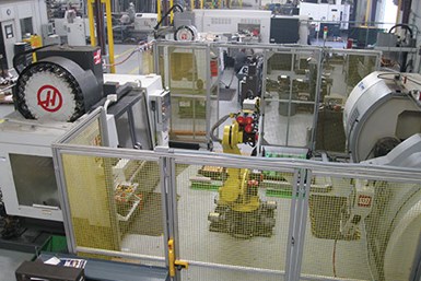 La celda robótica mecaniza componentes para sistemas de transmisión de taladrado dirigido. 