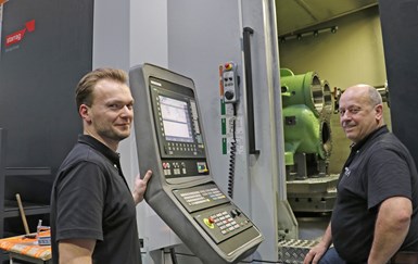 Ronny Kolbe (izquierda) y Burghardt Krüger crean y optimizan conjuntamente los programas CNC para los nuevos centros de mecanizado.