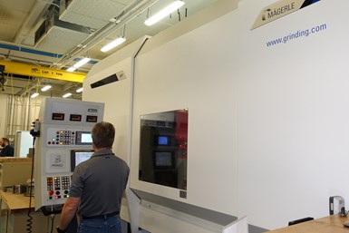 En el Higgins Grinding Technology Center, cerca de Boston, una de las máquinas utilizadas habitualmente para la investigación y el desarrollo de procesos de rectificado con avance lento es esta de Mägerle.