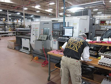 La parte de producción más alta del taller, un componente de suspensión fuera de carretera, es mecanizada en este centro de torneado Okuma LM con el alimentador de barra LNS.