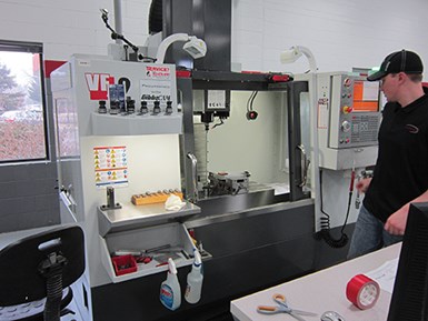 Parte del trabajo de micromecanizado se desarrolla en los dos VMC Haas VF-2 de 30,000 rpm que tiene el taller.