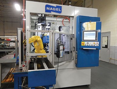 En el taller de Micron, la Nagel Eco 40 cuenta con un robot integrado para manipulación automática de piezas.