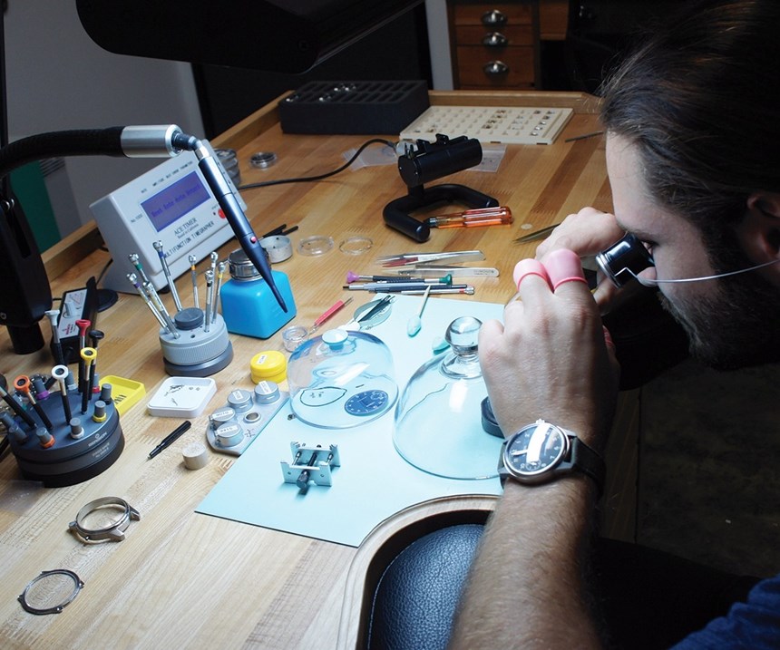 Muchas de las herramientas que emplea Cameron Weiss para terminar y ensamblar relojes son mecanizadas en casa por Grant Hughson, su socio mecánico.