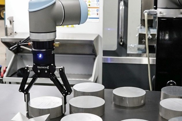La cámara de muñeca Robotiq le permite al cobot de Universal Robots identificar las piezas de trabajo sin la necesidad de un “experto en visión”.