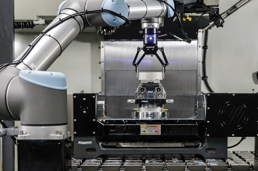 Con la ayuda de la cámara de muñeca Robotiq, el cobot puede mantener un centro de mecanizado CNC trabajando durante la noche, duplicando así la producción.
