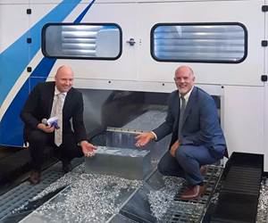 瑞典莫迪格机床公司总经理戴维•莫迪格(左)和莫迪格北美公司总经理基思•洛佩斯拿着芯片站在一起