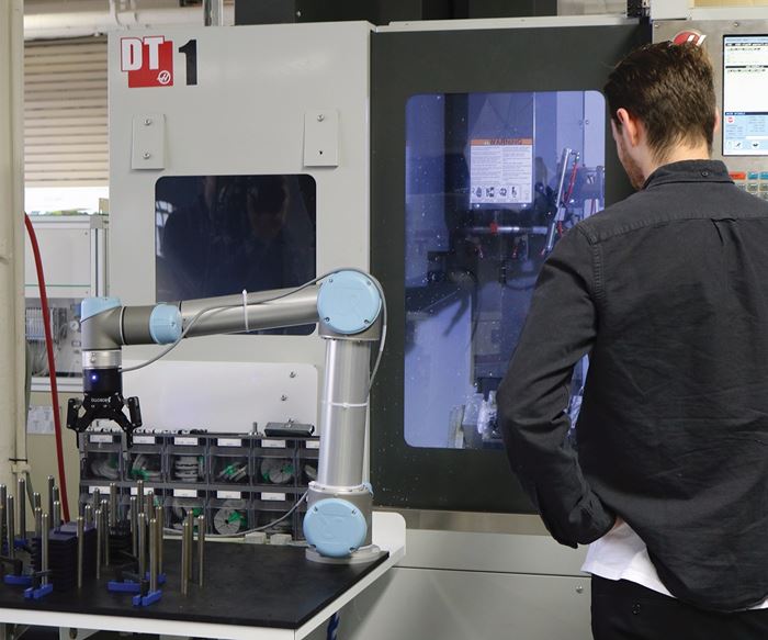 machining center with a Robotiq robot arm