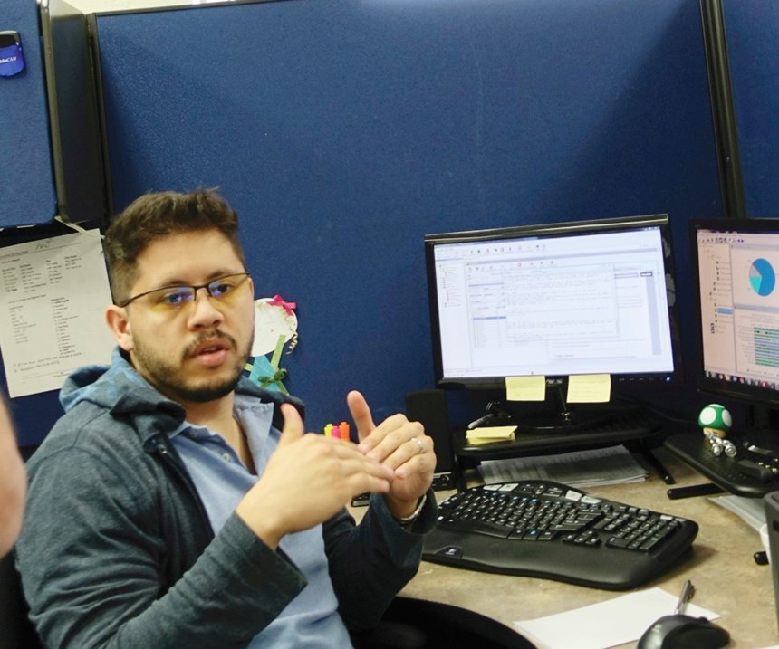 El ingeniero de manufactura Luis Hernández ahora está dedicado a analizar los datos de monitoreo de máquina.