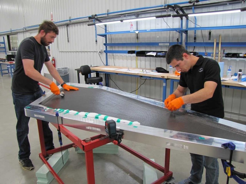 Jonathan Simpson y Barrett Robbins preparan un ensamble multicapa de láminas de fibra de carbono para formar un lado de un estabilizador vertical para un proyecto de I&D supersónico.