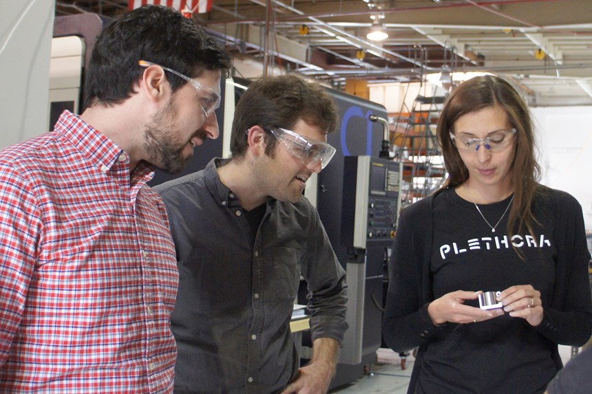 Barbara Decker-Shoegl, gerente de producción, discute un trabajo reciente con los fundadores de Plethora, Jeremy Herrman (izquierda) y Nick Pinkston (centro).