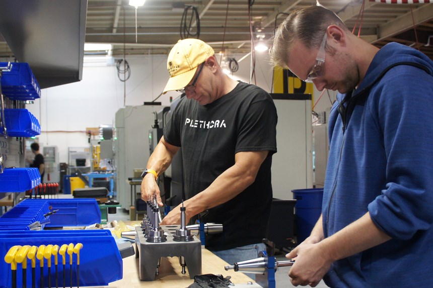 Vince Cantacessi, administrador del cuarto de herramientas (izquierda) y Mark Speers,  del área de producción, preparan ensambles de herramientas para próximos trabajos.