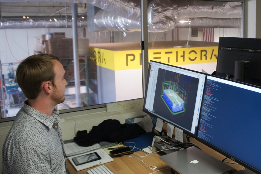 Eric Strand, ingeniero de geometría computacional, trabaja con otros doctores en el segundo piso para expandir y mejorar la automatización del software del taller.