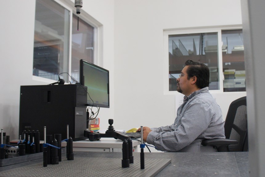 Frank Urdiales trabaja en control de calidad, mientras la automatización de la programación de esta máquina de medición por coordenadas es un objetivo futuro.