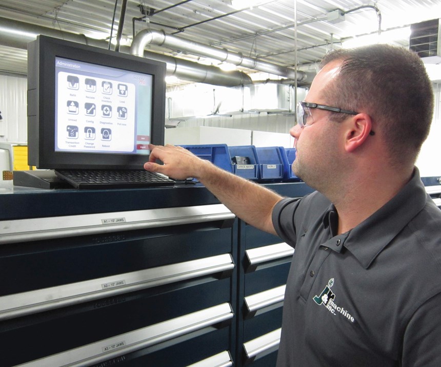 Badger Mill Supply Corp. en Oshkosh, Wisconsin, administra el sistema de suministro de herramientas SupplyPro del taller, que Parker Tumanic muestra en la foto.