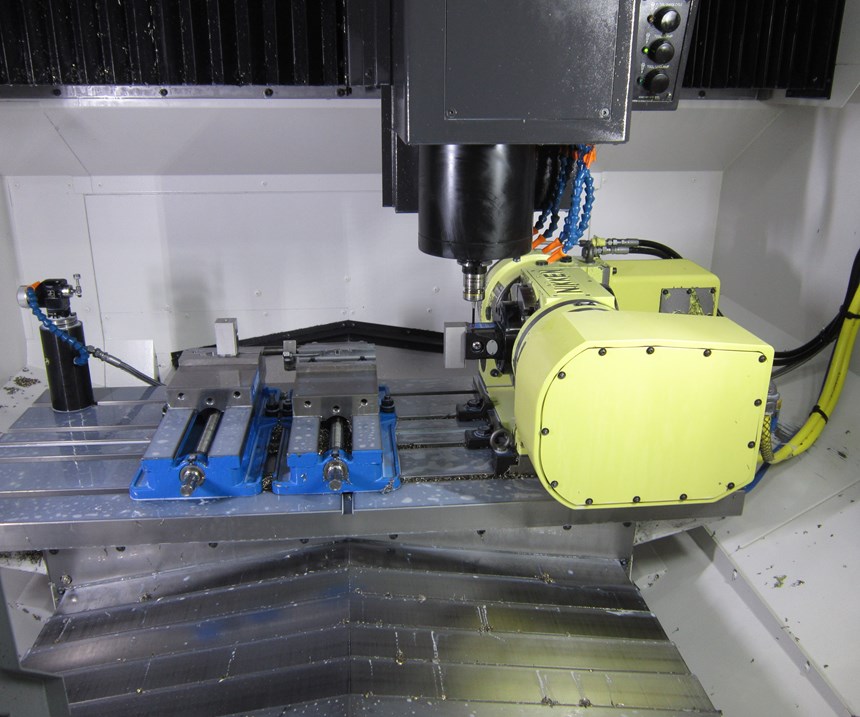 GCG hace partes pequeñas, de modo que sus máquinas pueden alojar una sonda de detección de quiebre de la herramienta junto con dos prensas y la mesa rotativa.