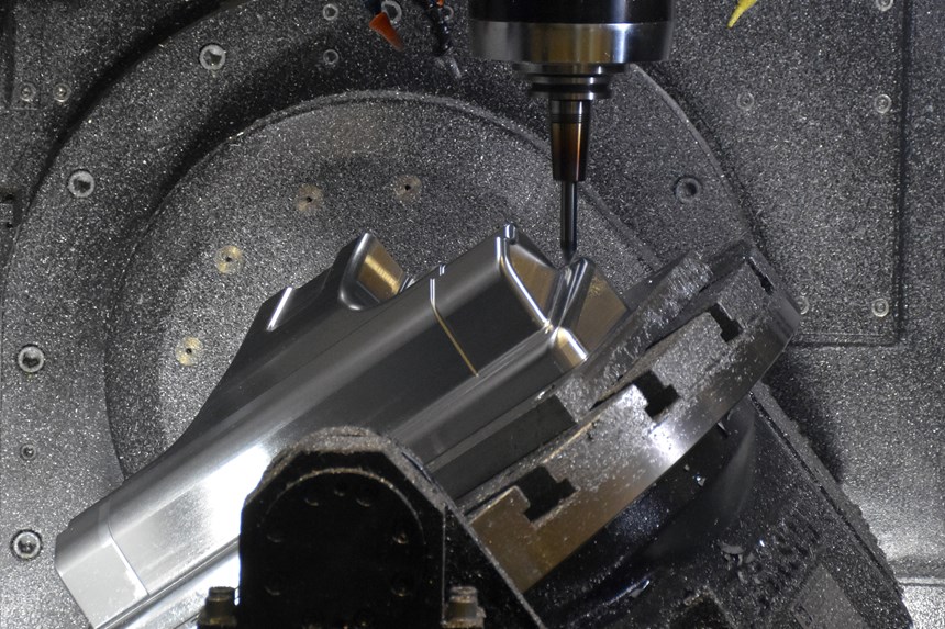  todas las herramientas de segmento circular necesitan máquinas de cinco ejes, particularmente en el mecanizado de moldes y troqueles, para mantenerlas cortando en los ángulos que requieren. 