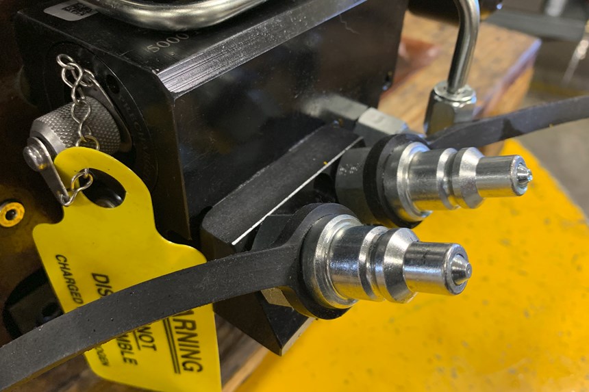 La realimentación de detección de presión generalmente no está incorporada en las fijaciones, que deben conectarse y desconectarse manualmente en estaciones de carga usando una interfaz como esta. 
