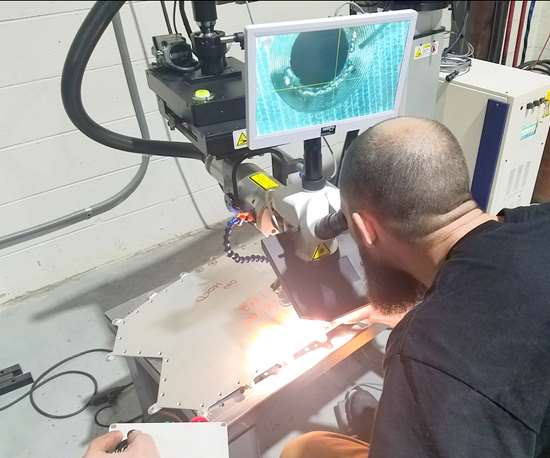 Un empleado de Complete Machining Services (CMS) repara un molde de inyección de plástico con la estación de trabajo de soldadura láser de fibra LaserStar 8700-3.