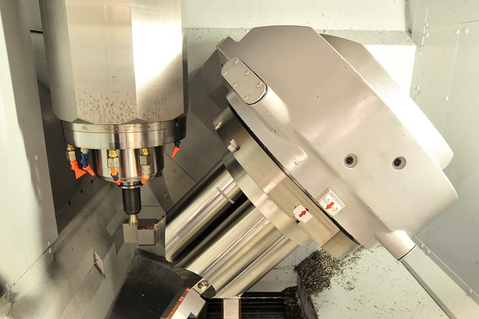 Esta fijación personalizada que Powill Manufacturing and Engineering creó para su máquina de cinco ejes brinda espacio libre para que la herramienta y el husillo accedan a las partes.
