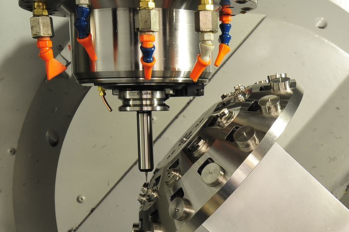 Esta fijación personalizada que Powill Manufacturing and Engineering creó para su máquina de cinco ejes brinda espacio libre para que la herramienta y el husillo accedan a las partes.