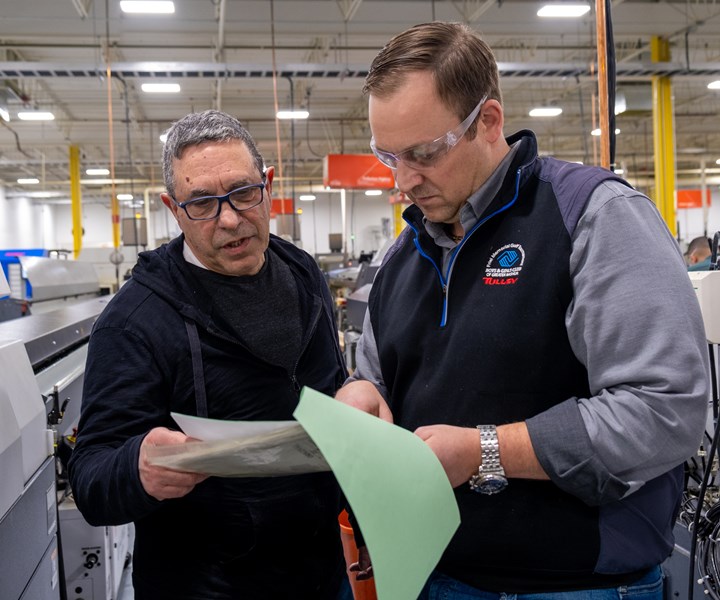 El presidente y propietario, Dan Villemaire (derecha), analiza una oferta de trabajo casi finalizada con Gene Fantozzi, el preparador de presupuestos más experimentado del taller.