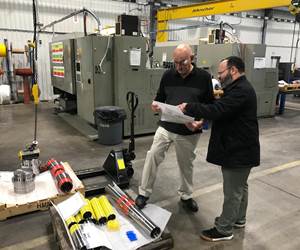 Todd Chretien (derecha), director de manufactura de Superior Completion Services, consulta con Hal Phillips, gerente de manufactura (Foto cortesía de SCS).