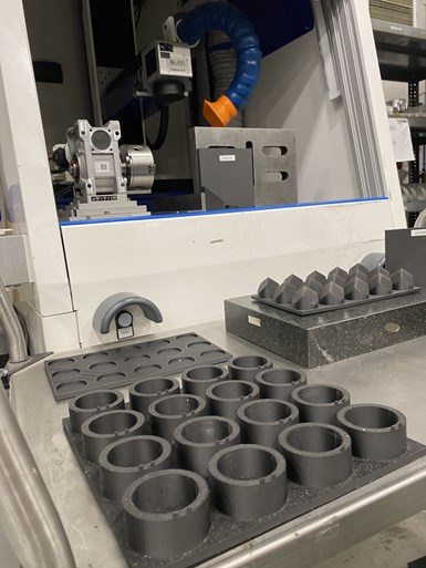 Una aplicación para la impresora 3D de APE son los accesorios para una nueva máquina de marcado de piezas de cuatro ejes, que ayuda a liberar capacidad en equipos que están mejor dedicados al corte de metal.