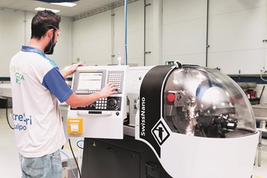 José Ulate, técnico de máquinas, está listo para iniciar la producción en el Tornos SwissNano en Okay Industries.