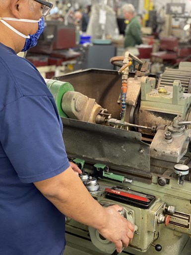 Gran parte del trabajo de rectificado en Crafts Technology se realiza en máquinas manuales. Aquí, un empleado rectifica los pines centrales. 
