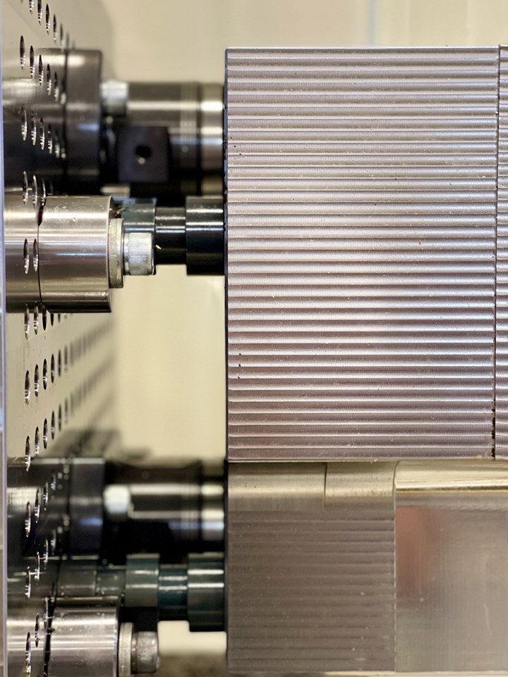 Módulos WDM, de Schunk, fijados a una placa de rejilla dentro de una máquina DMG MORI de cinco ejes.
