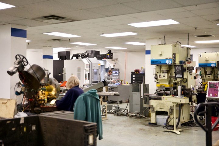 Entre las prensas totalmente automáticas, que pueden funcionar con más de 25,000 piezas sin necesidad de mantenimiento, y las máquinas manuales, como la pequeña punzonadora de la foto, K&H Industries envía más de diez millones de piezas al año.