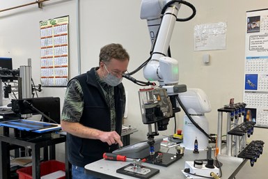 Tim Gilboy, gerente de producción, demuestra que el control del proceso de medición de hilos con el robot colgante facilita el cambio de medidor a medidor