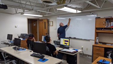 El maquinista oficial Mike Scarpitti instruye una clase sobre el código G.