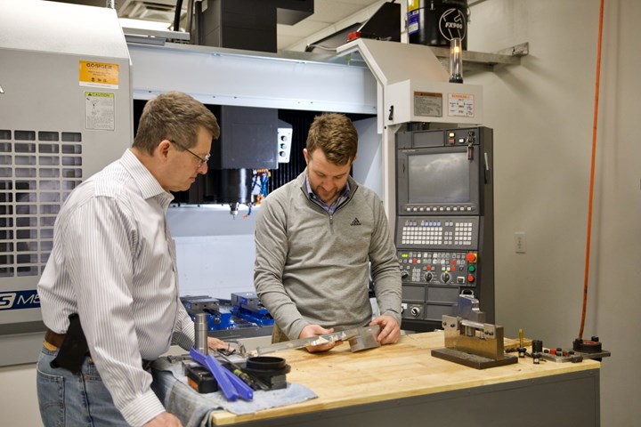 Tom y David Sharkey han descubierto que la producción interna de piezas de desgaste y otras partes únicas redujo el trabajo logístico y aumentó la agilidad para asumir nuevos trabajos.